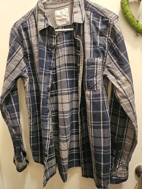 On The Byas Men's Med Blue Gray Plaid Flannel Shirt 100% Cotton Pristine Like Ne